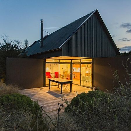 The Black House With Stunning Outdoor Bath Lake Tekapo Exterior photo