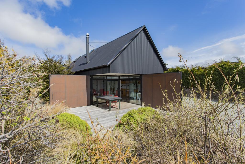 The Black House With Stunning Outdoor Bath Lake Tekapo Exterior photo