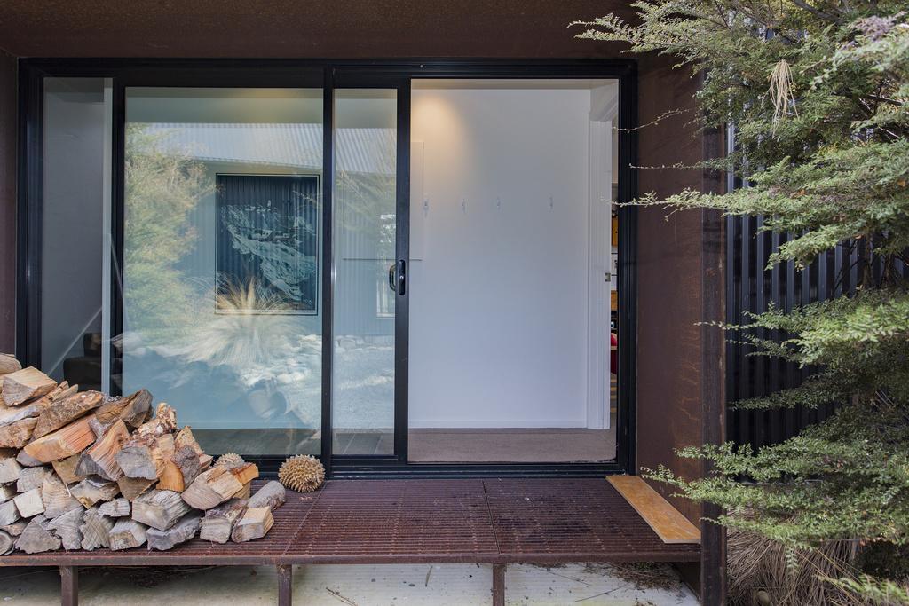 The Black House With Stunning Outdoor Bath Lake Tekapo Exterior photo