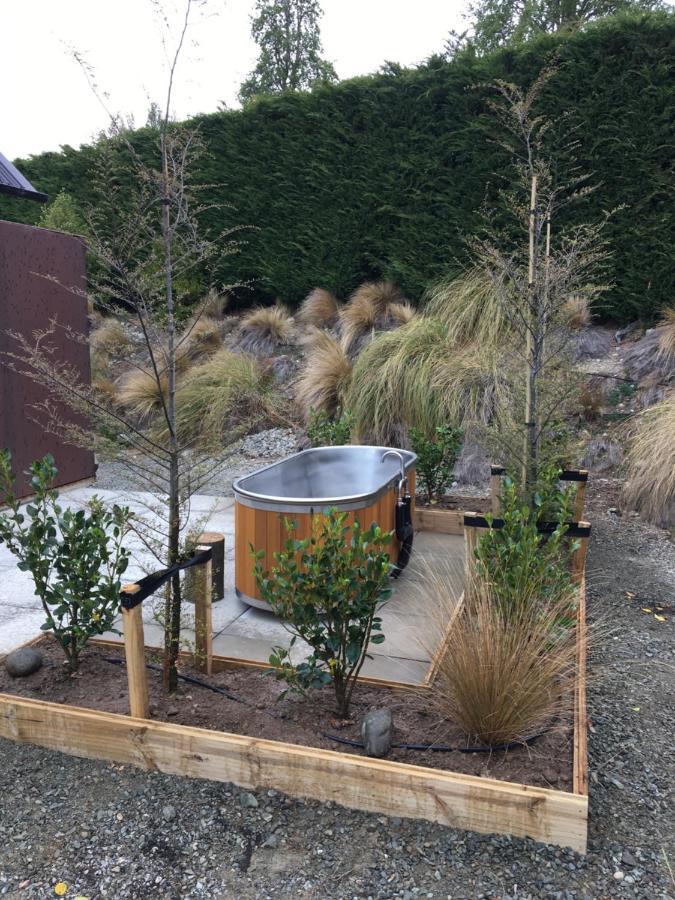 The Black House With Stunning Outdoor Bath Lake Tekapo Exterior photo